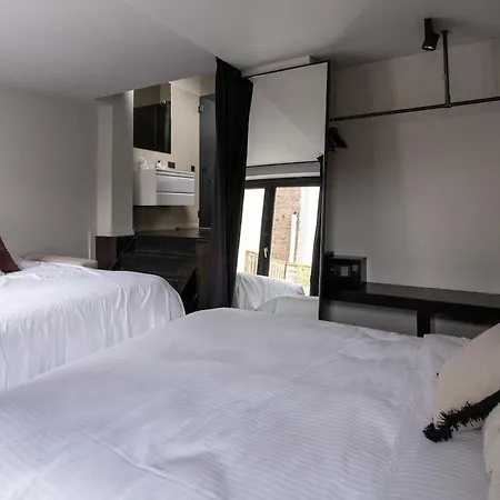 Stylish With Private Patio, Perfect For 4 아파트