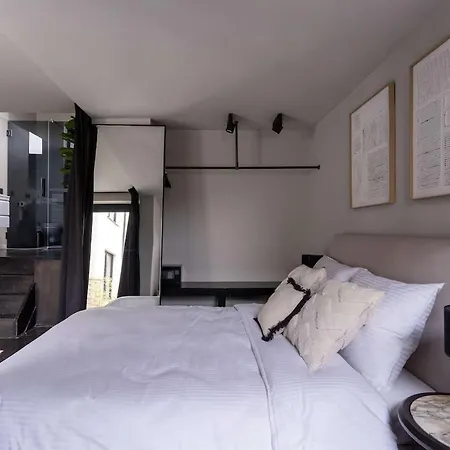 Appartamento Stylish With Private Patio, Perfect For 4 Anversa