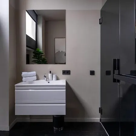 Stylish With Private Patio, Perfect For 4 Appartamento