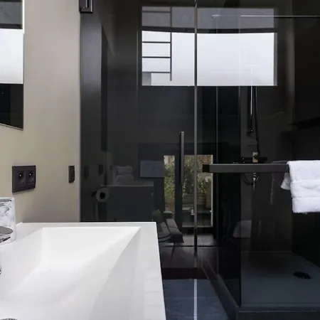 아파트 Stylish With Private Patio, Perfect For 4