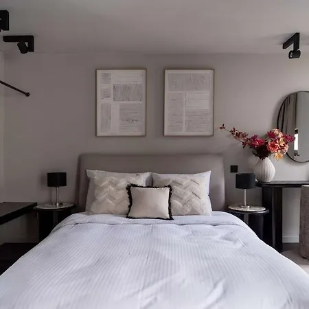 아파트 Stylish With Private Patio, Perfect For 4